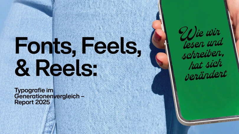 Monotype 2025-Berichtsbanner mit einer Hand, die ein Smartphone hält. Auf dem Bildschirm steht „Wie wir lesen und schreiben, hat sich verändert“, daneben der Berichtstitel und ein „Mehr erfahren“-Button.